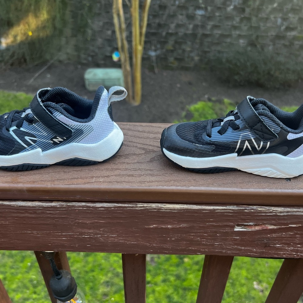 New Balance Kids' Rave Run V2 Hook & Loop Running Shoe - Picture 2 of 6